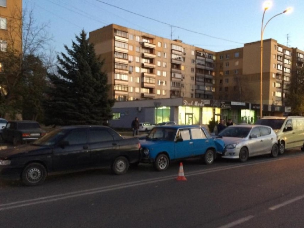 В Ужгороде при аварии «паровозом» повредилось 5 авто (ФОТО)