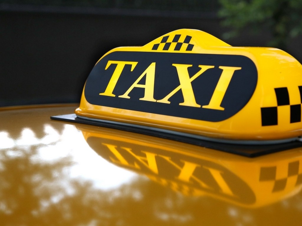 В Днепре пьяный мужчина прикинулся таксистом, чтобы знакомиться с девушками (ФОТО)