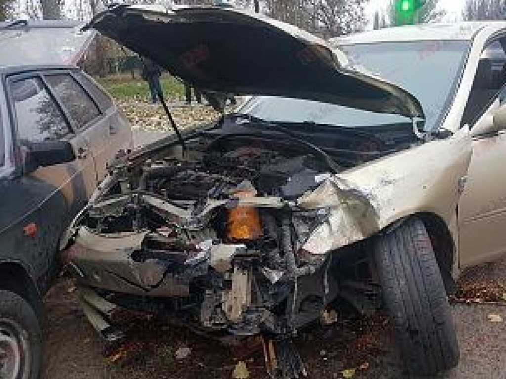 В Бердянске столкнулись Opel, Toyota и ВАЗ: есть пострадавшие (ФОТО, ВИДЕО)