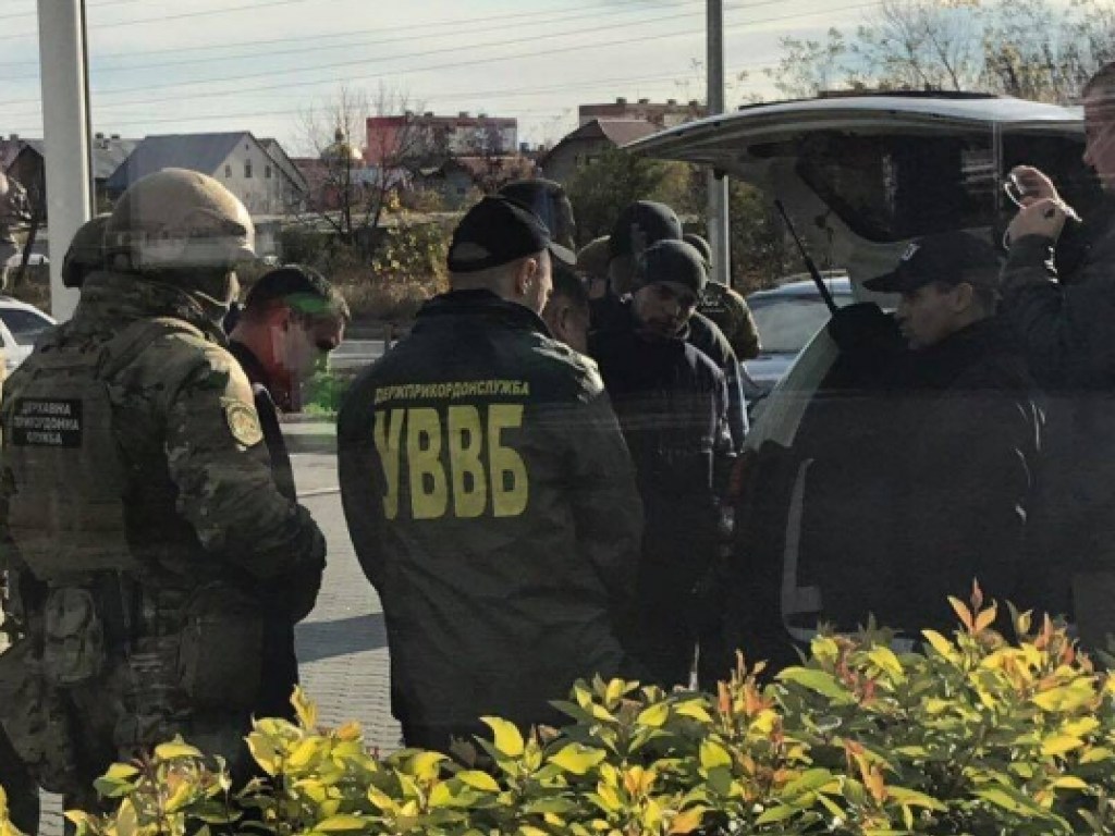 Помогали контрабандистам: в Мукачево пограничники задержали двух нечистых на руку коллег (ФОТО)