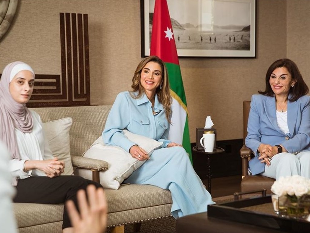 Королева Иордании пришла на встречу к активистам в костюме украинского бренда (ФОТО)
