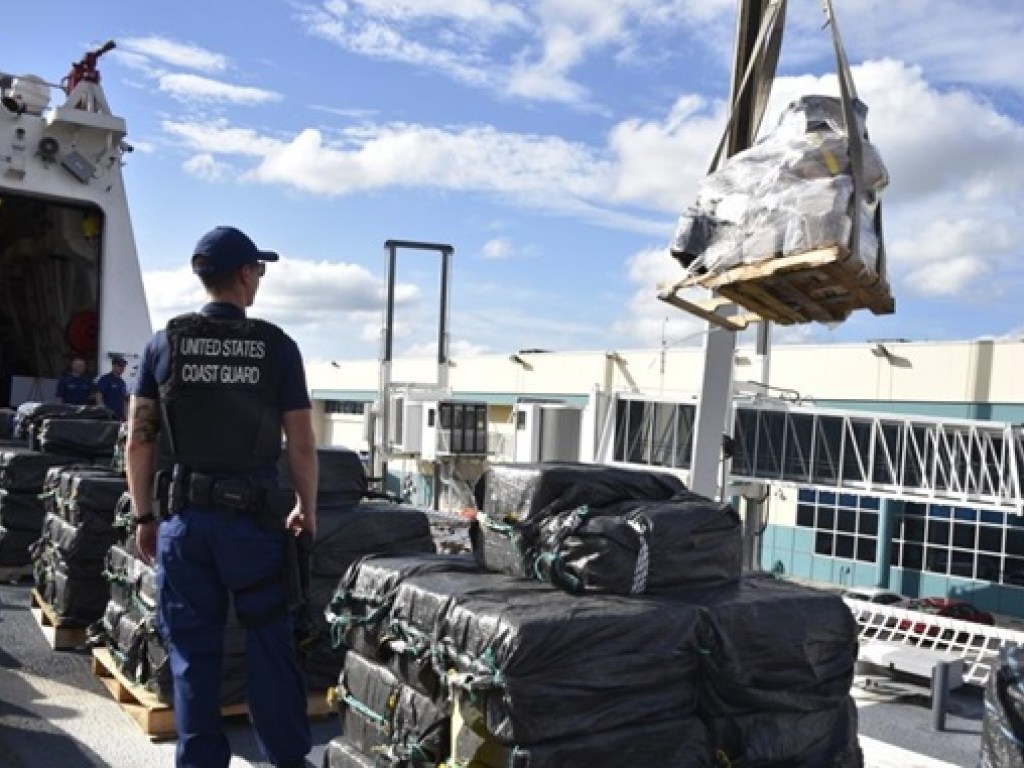 В нейтральных водах Тихого океана перехватили 18,5 тонны кокаина (ФОТО)