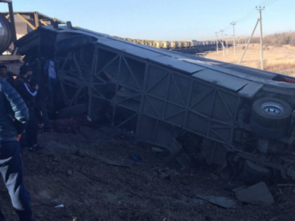 В России поезд протаранил автобус с пассажирами, пятеро погибших (ФОТО)