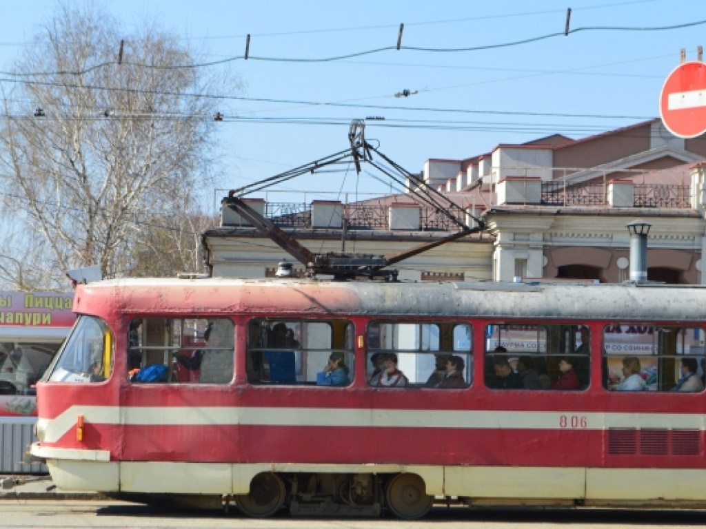 В Запорожье на трамвайные рельсы упал пенсионер (ФОТО)