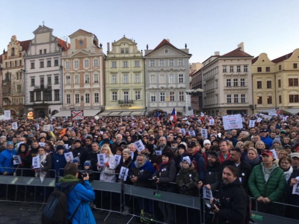 В Праге тысячи чехов требуют отставки премьера Бабиша (ФОТО)