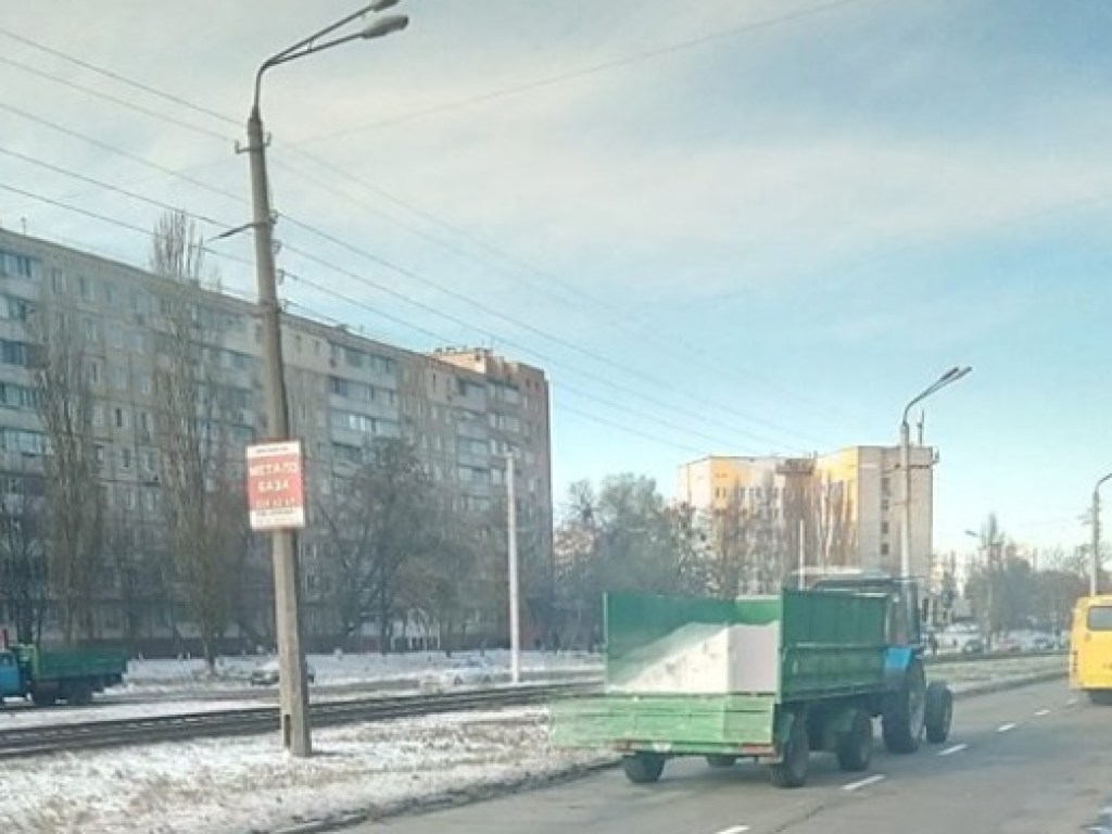 Кличко убирает снег с улиц Киева техникой времен СССР (ФОТО)