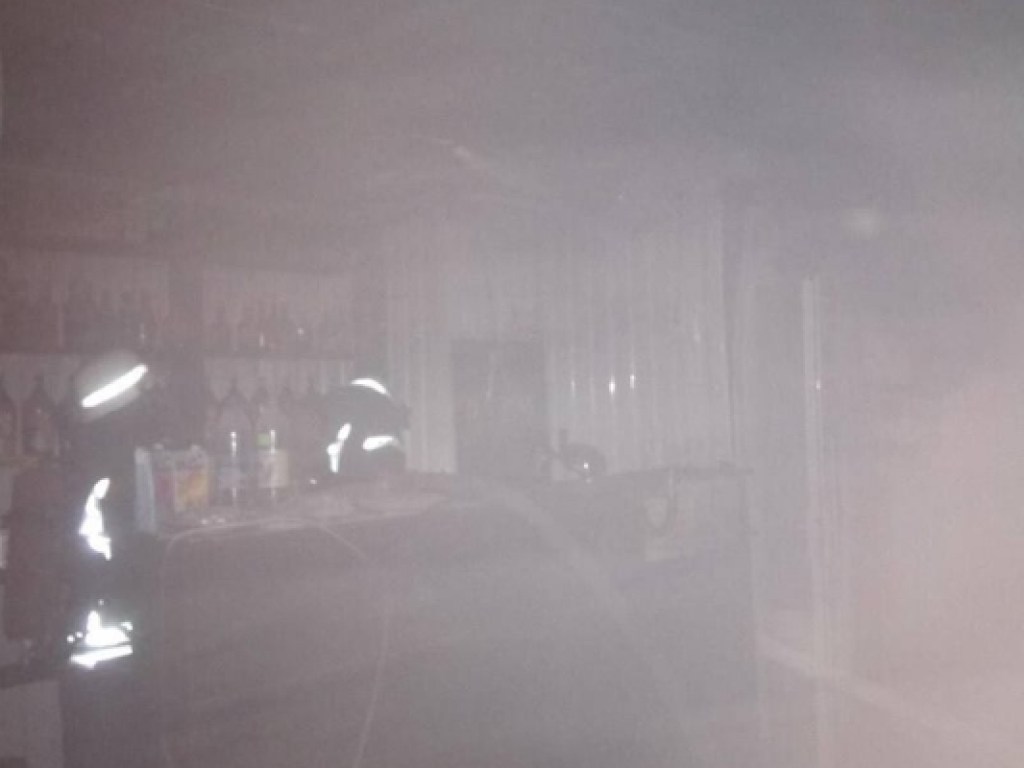 В Запорожье произошел масштабный пожар: горел Крытый рынок (ФОТО)