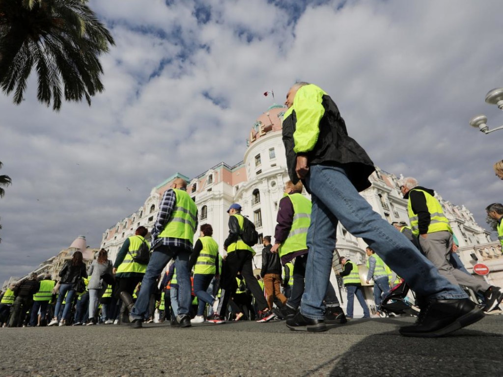 Число пострадавших в ходе протестов во Франции возросло до 100