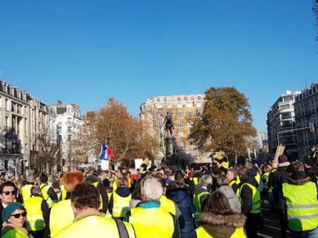 В протестах против повышения цен на топливо во Франции пострадали десятки человек