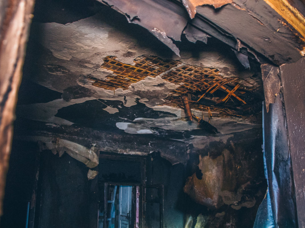 В центре Киева при пожаре заживо сгорел мужчина (ФОТО, ВИДЕО)