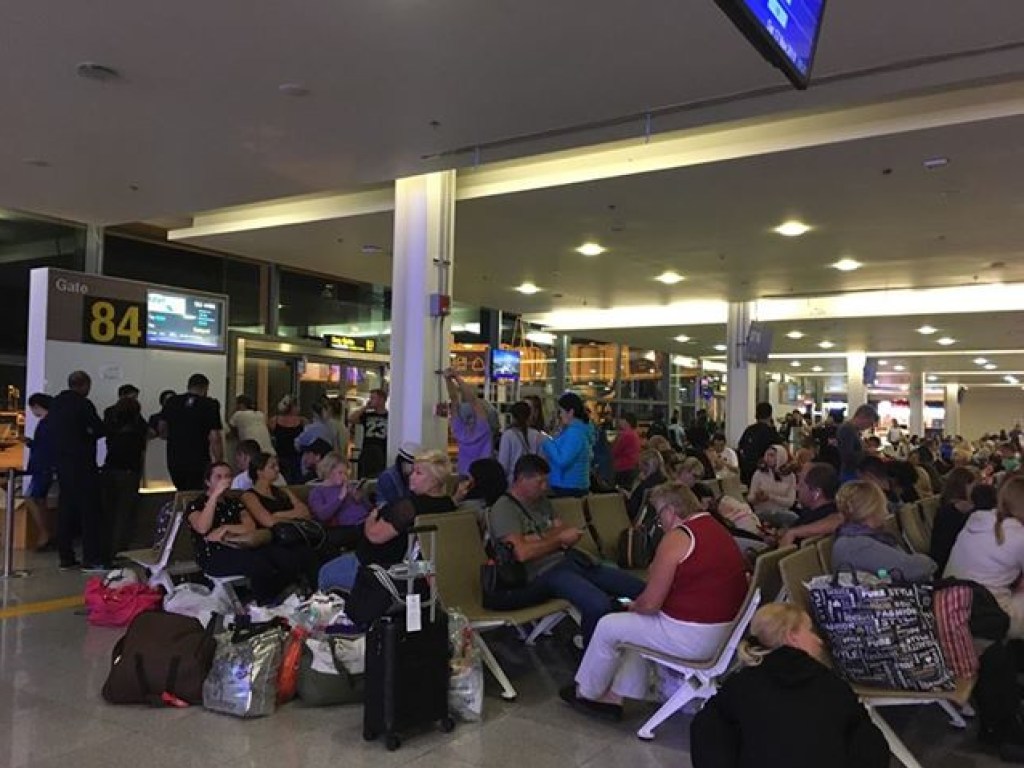 В аэропорту Таиланда застряли 300 украинцев: по неясной причине вылет самолета задержали (ФОТО)