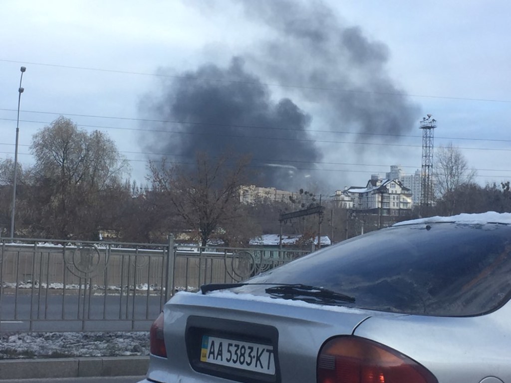 В центре Киева начался пожар, небо окутано черным дымом (ФОТО, ВИДЕО) 