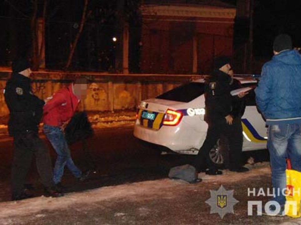 Злодей с ножом отобрал у прохожего сумку в центре Киева (ФОТО)