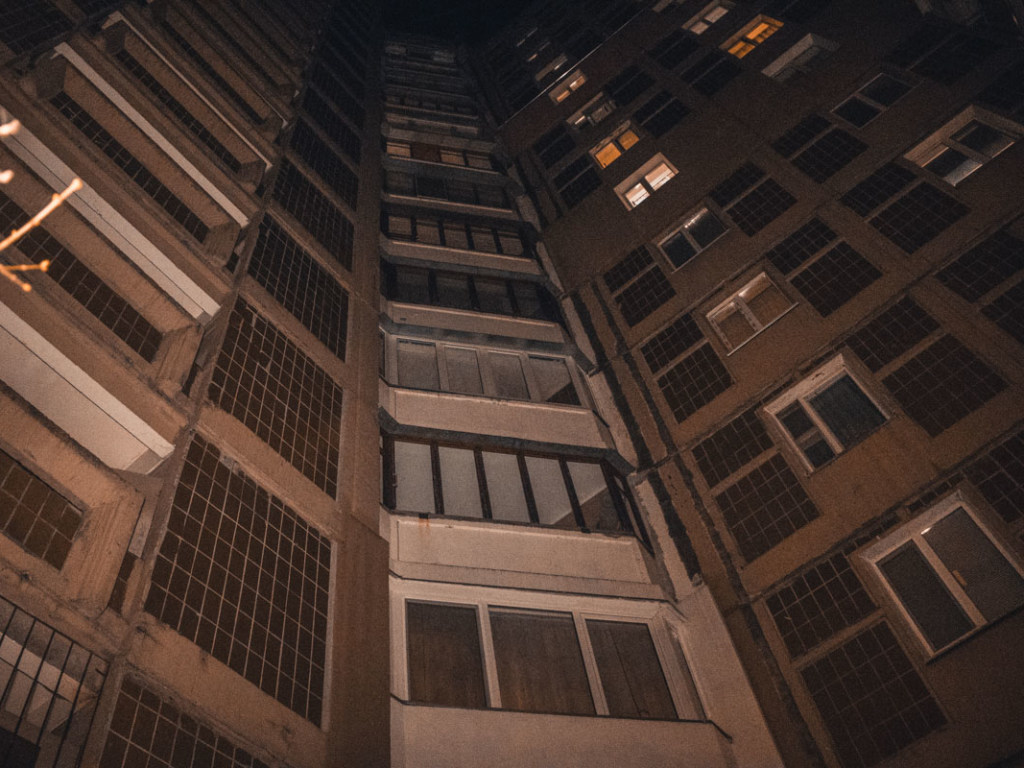 Сходила в гости: В Киеве 29-летняя женщина пришла к родственникам и выпрыгнула из окна 9-го этажа (ФОТО, ВИДЕО)