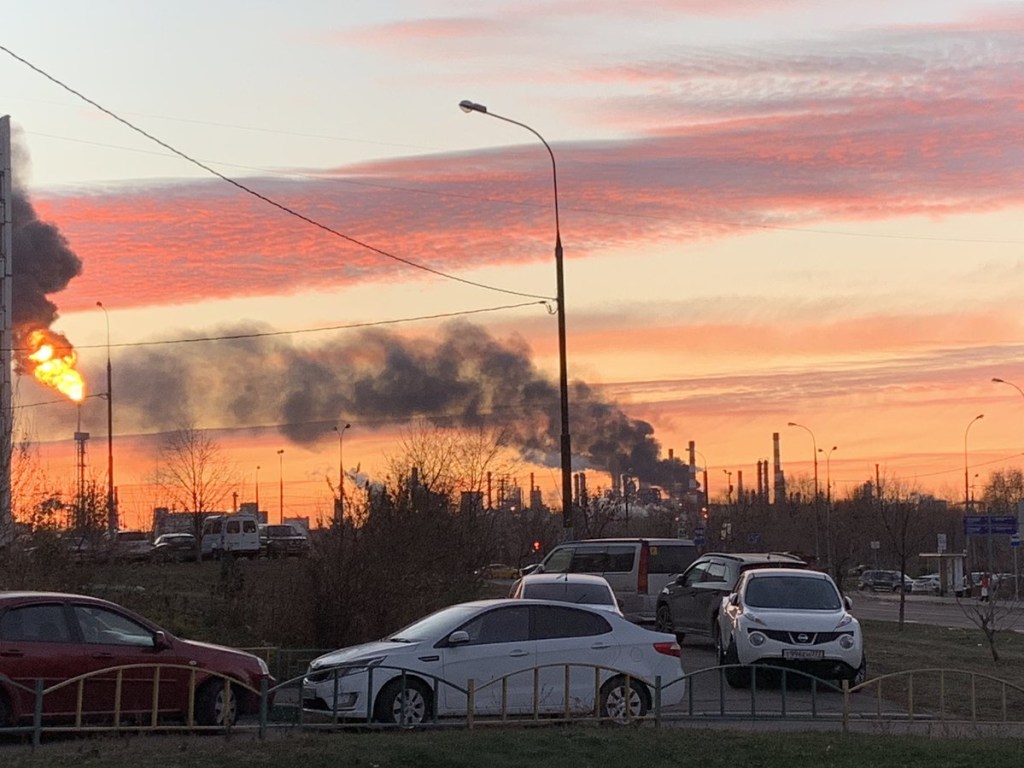 В Москве горит огромный нефтеперерабатывающий завод (ФОТО, ВИДЕО)