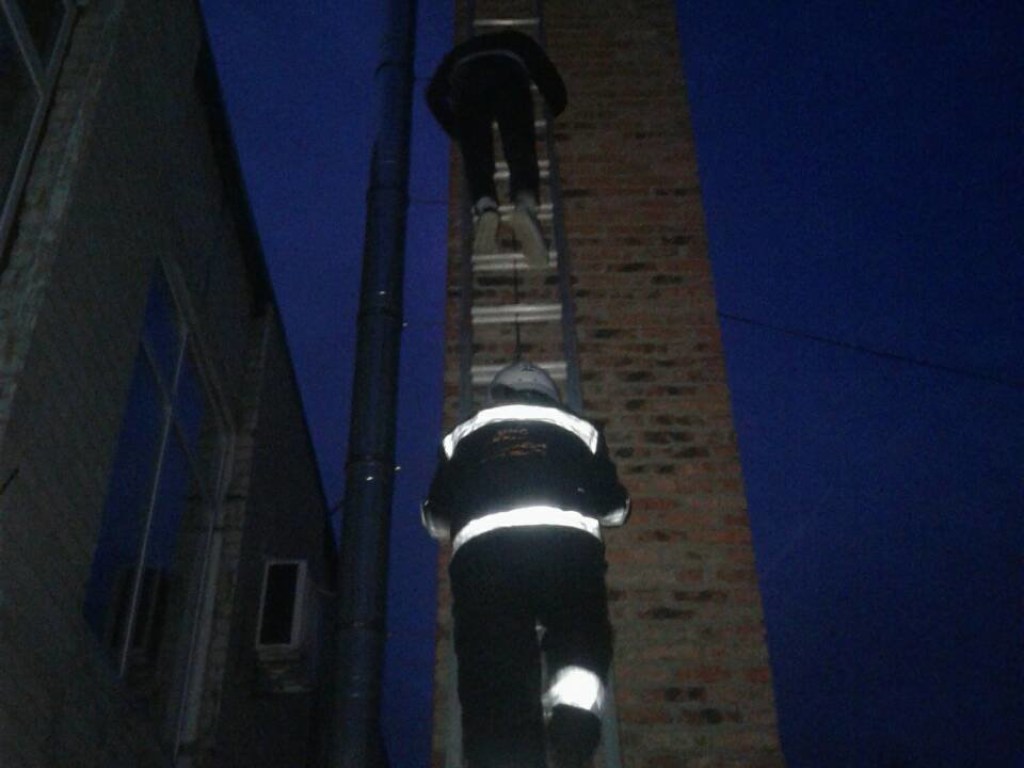 В Павлограде ребенок зацепился за дымоход: с высоты 6 метров мальчика достали спасатели