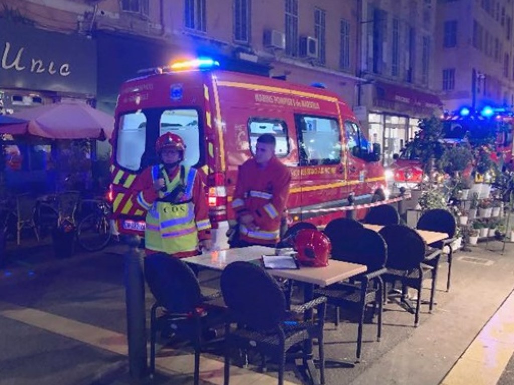 Во Франции бездомная женщина облила кислотой посетителей кафе: шесть человек пострадали