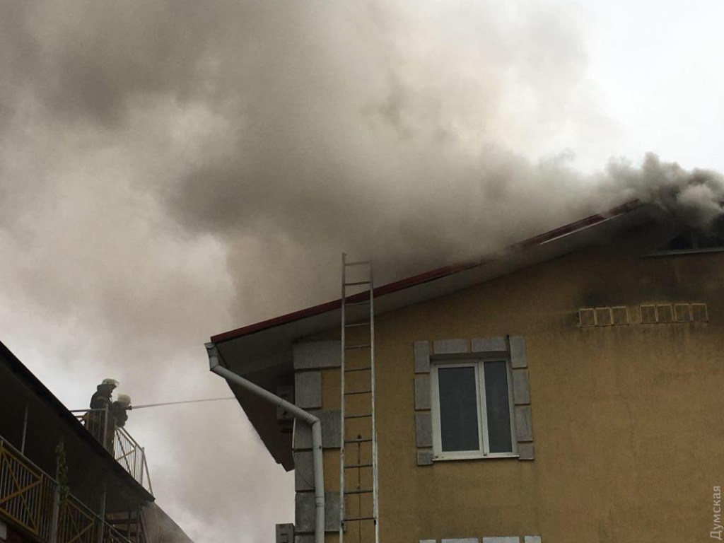 На побережье в Черноморске сгорела гостиница: 10 человек эвакуировали (ФОТО)