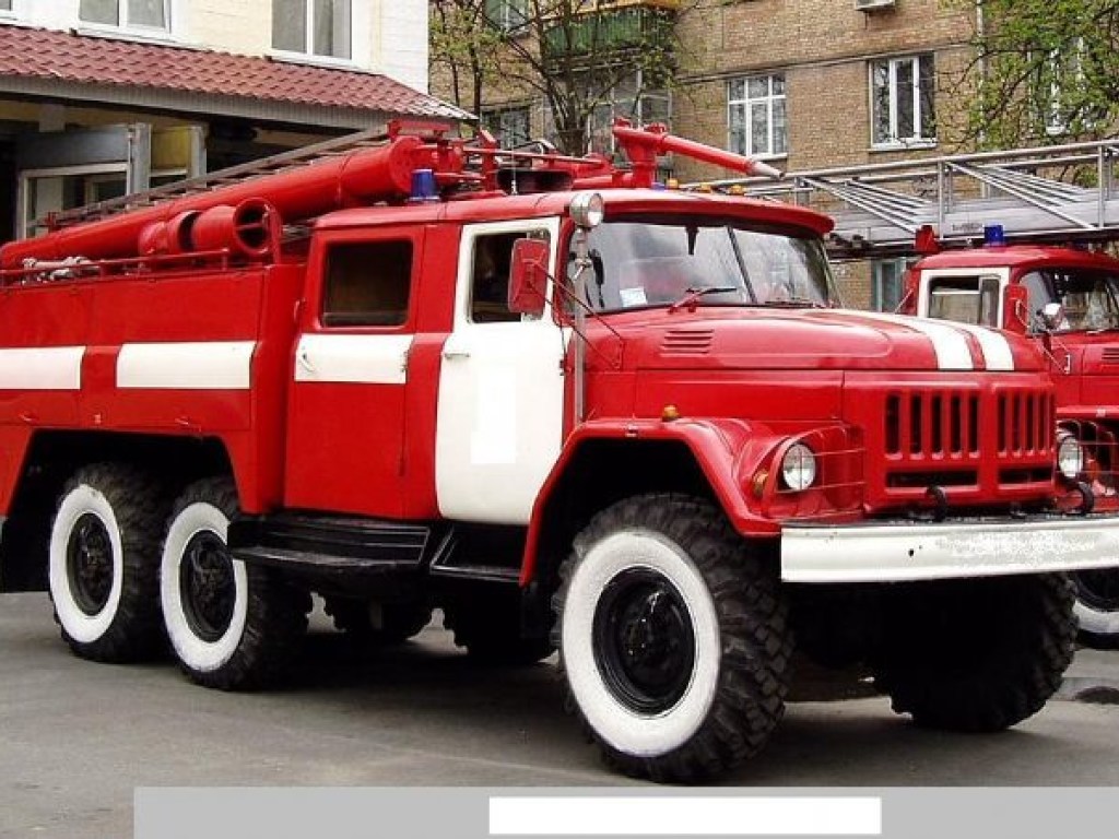 В Шевченковском районе столицы пожарная машина провалилась под асфальт (ВИДЕО)