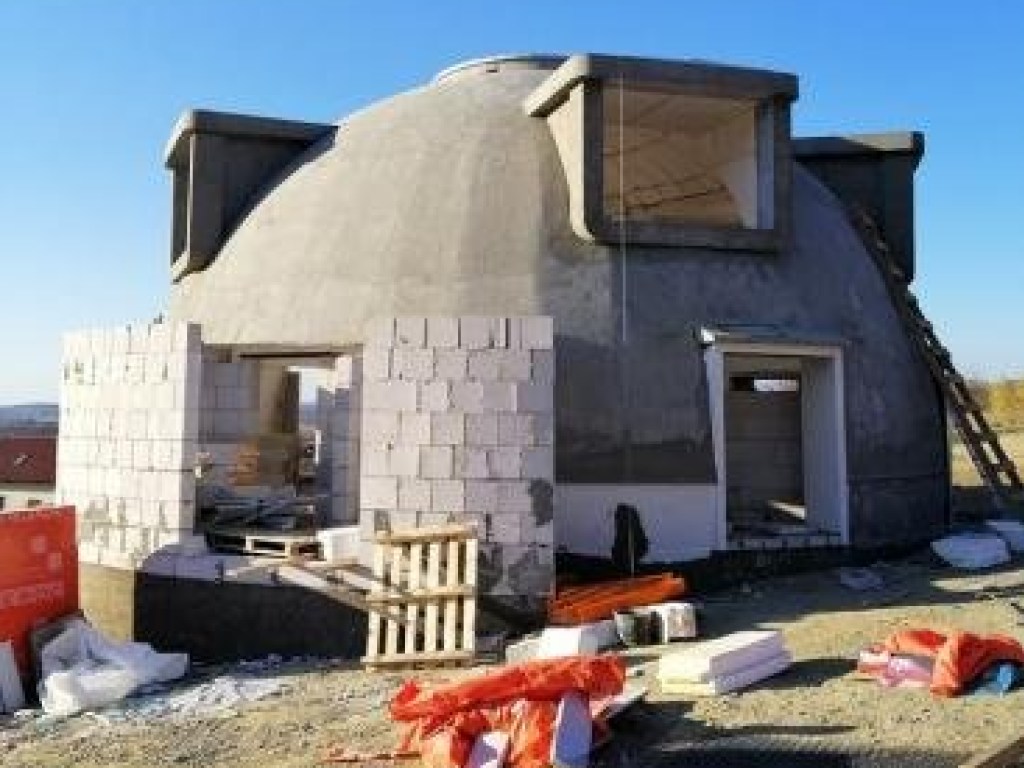 На Закарпатье мужчина строит необычные полукруглые дома (ВИДЕО)