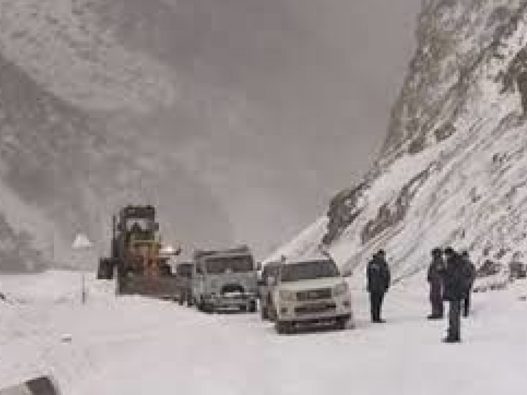 Снегопад остановил транспорт на Военно-грузинской дороге: заблокированы более 600 автомобилей