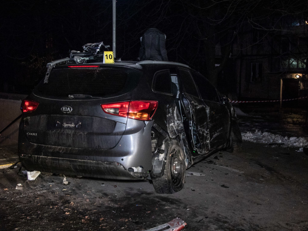 100 километров в час: в Киеве на проспекте Победы 28-летний водитель Kia врезался в столб и погиб (ФОТО)