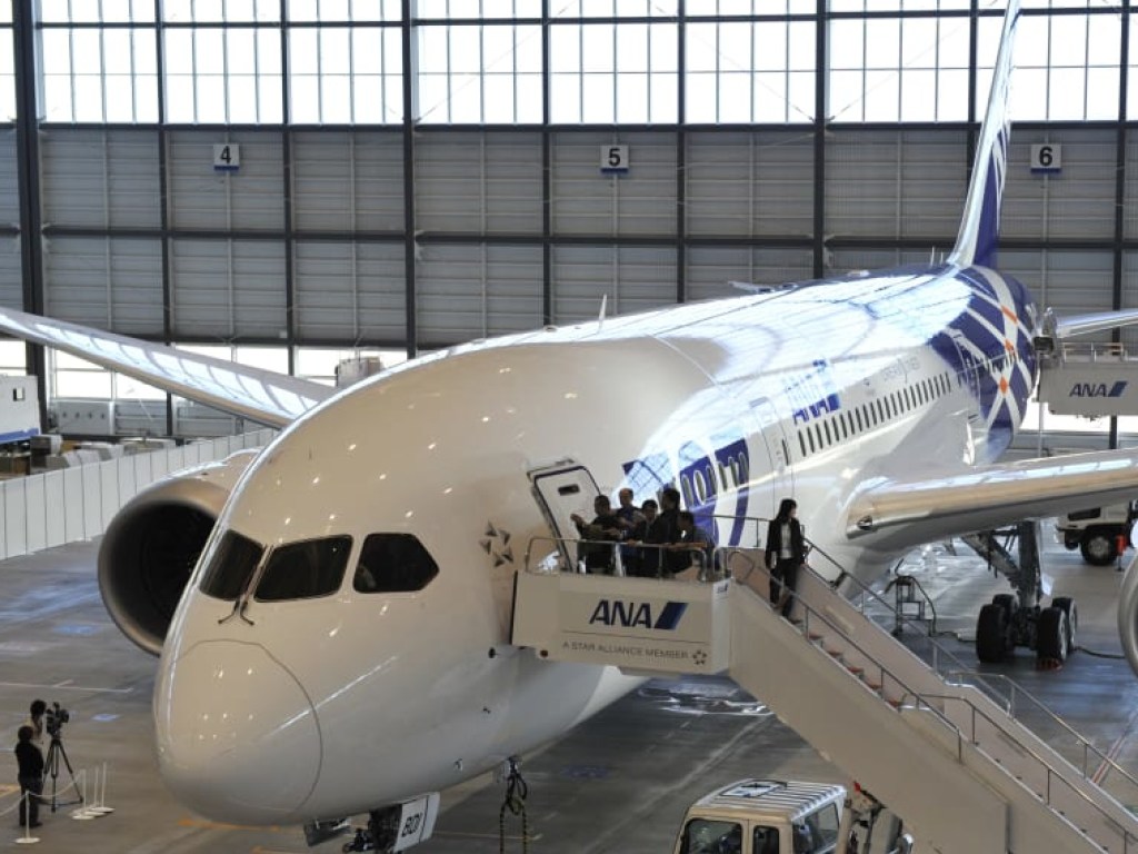 Пассажиры в аэропорту Пекина «скинулись» на новую запчасть для Boeing 787