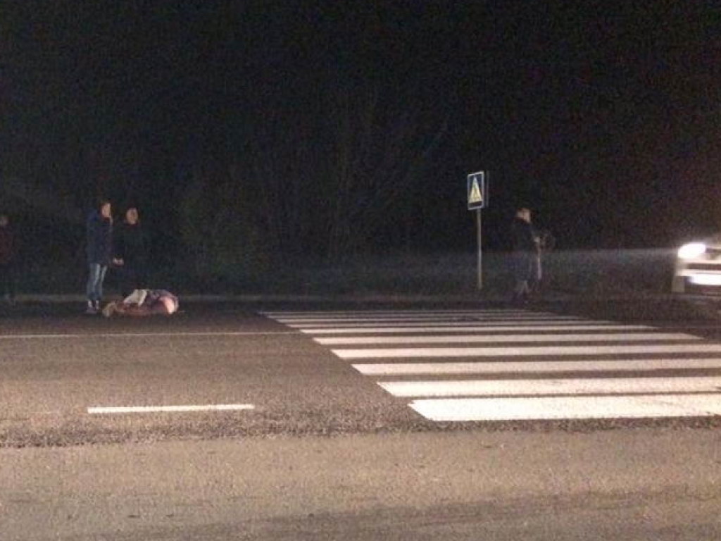 На въезде в Одессу на пешеходном переходе два автомобиля насмерть сбили женщину