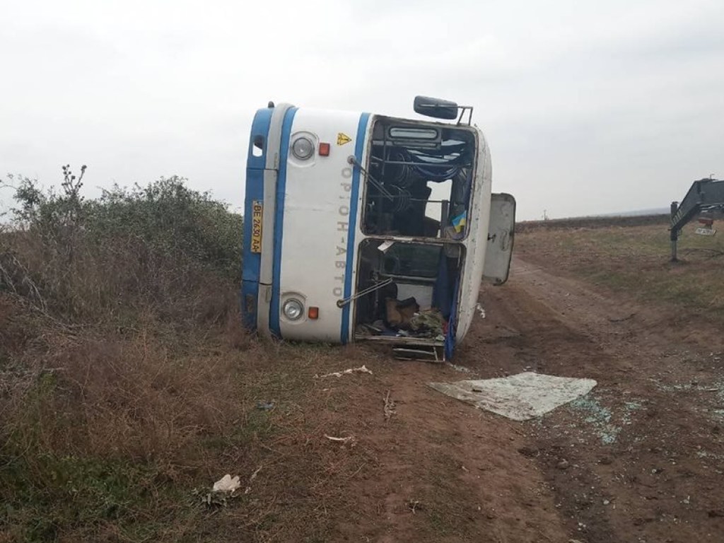 На Николаевщине перевернулся автобус с пассажирами, есть пострадавшие