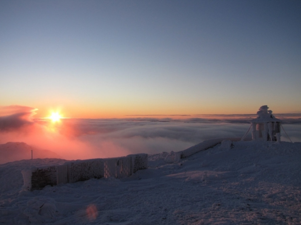 В Сети опубликованы невероятные снимки рассвета на горе Поп Иван (ФОТО)