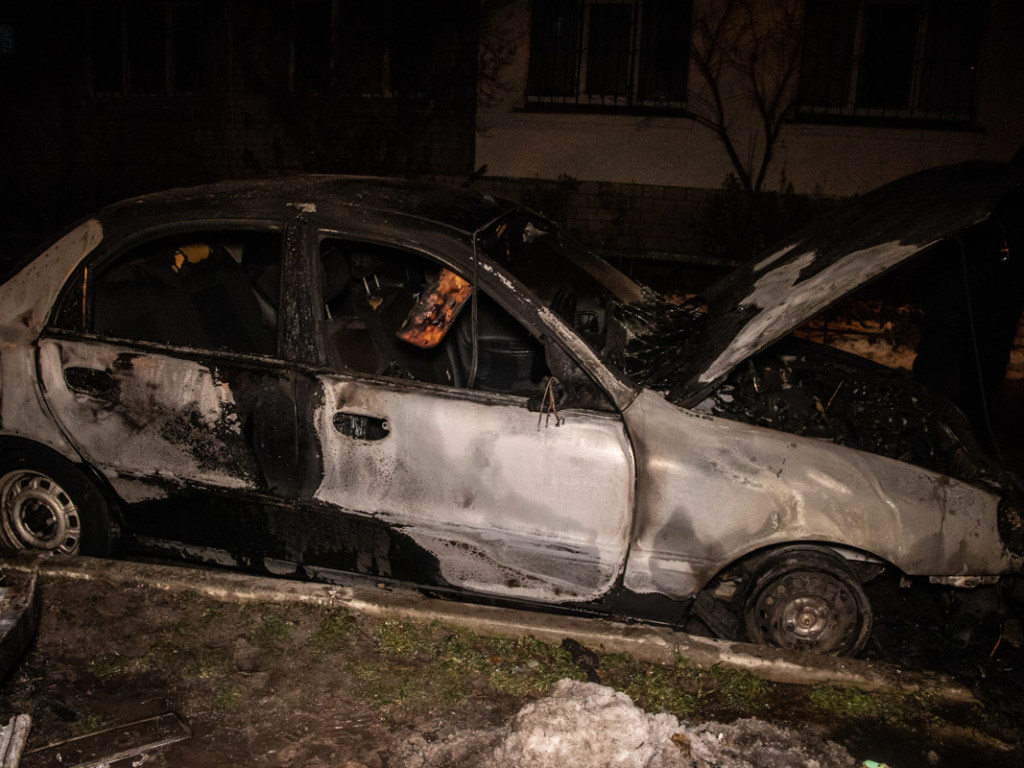 В Киеве на улице Набережно-Корчеватской сгорели четыре иномарки (ФОТО)