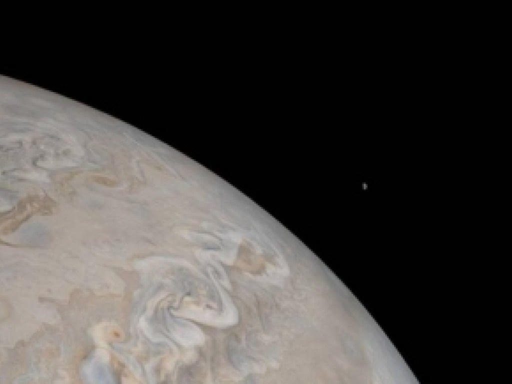 NASA показало снимок Юпитера и его спутника