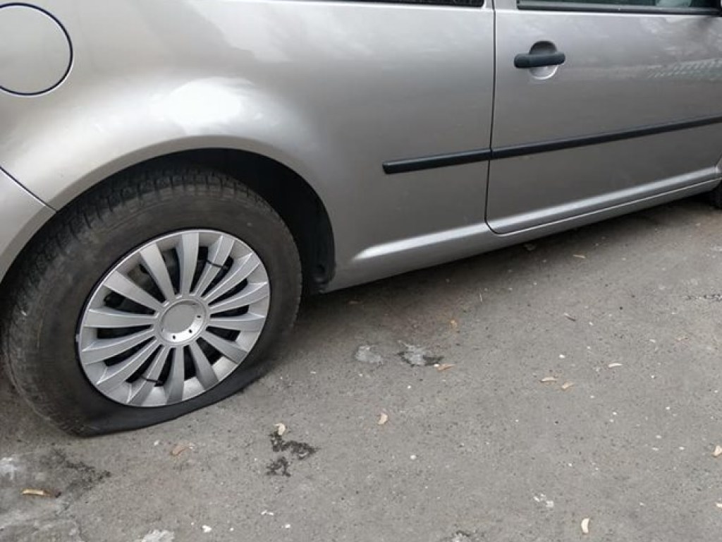 В Соломенском районе Киева массово режут колеса авто на «евробляхах»  (ФОТО)
