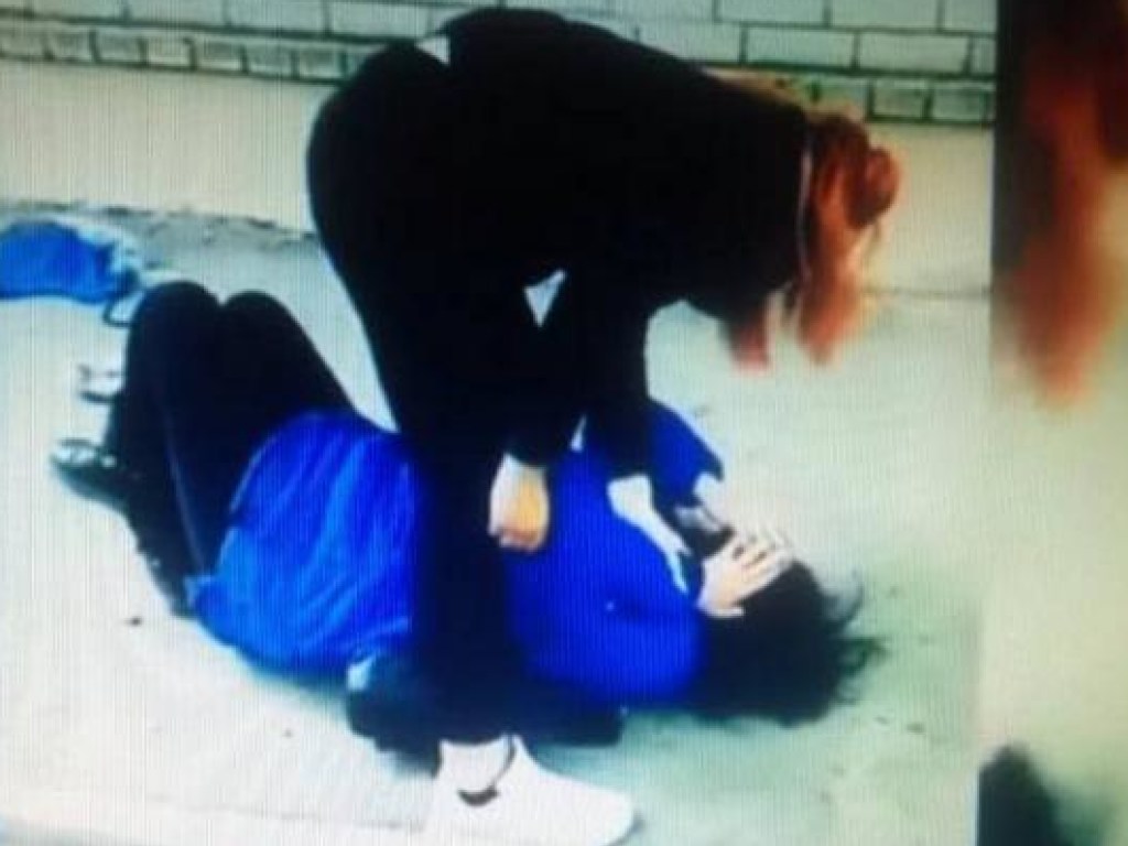 Била по голове и таскала за волосы: в Запорожье студентка жестоко избивала девушку на камеру (ВИДЕО)