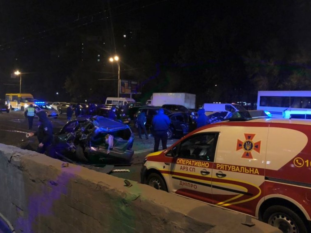 Масштабная авария в Днепре: столкнулись 10 авто (ФОТО)