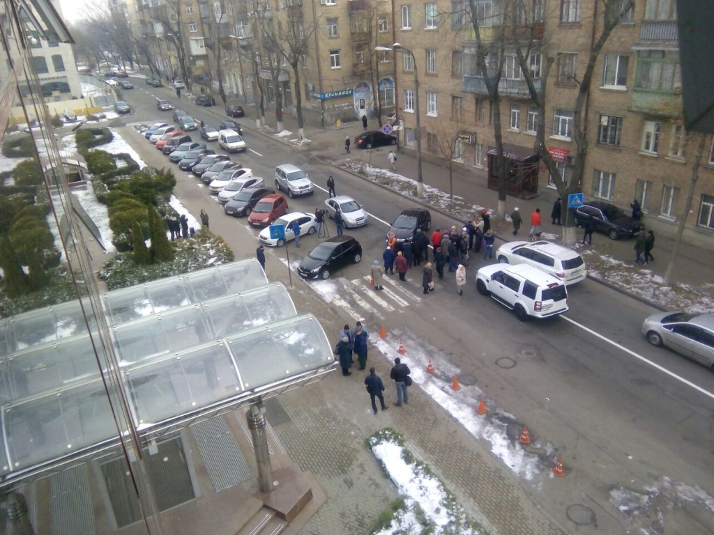В Киеве жильцы четырех домов перекрыли дорогу из-за отсутствия тепла в квартирах (ФОТО, ВИДЕО)