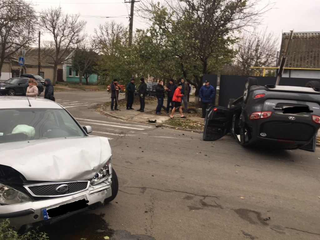В Херсоне на перекрестке Hyundai перевернулся от удара Ford, пострадал ребенок (ФОТО)