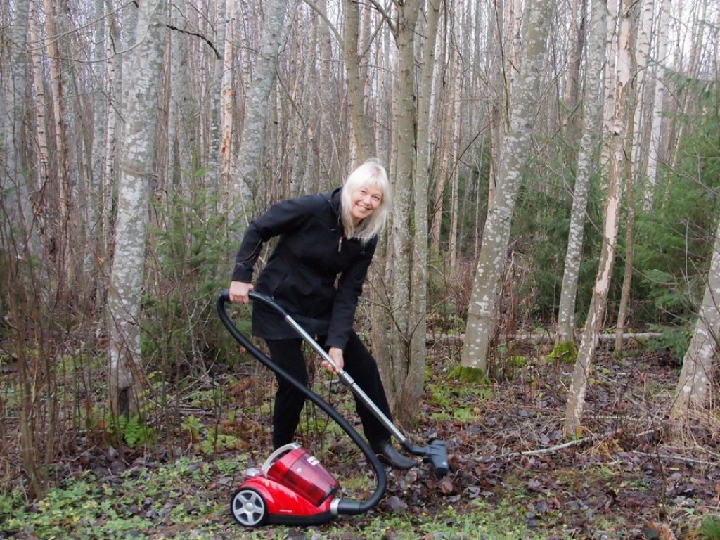 Трамп заставил финнов граблями расчищать лес от листьев и сорняков (ФОТО, ВИДЕО)