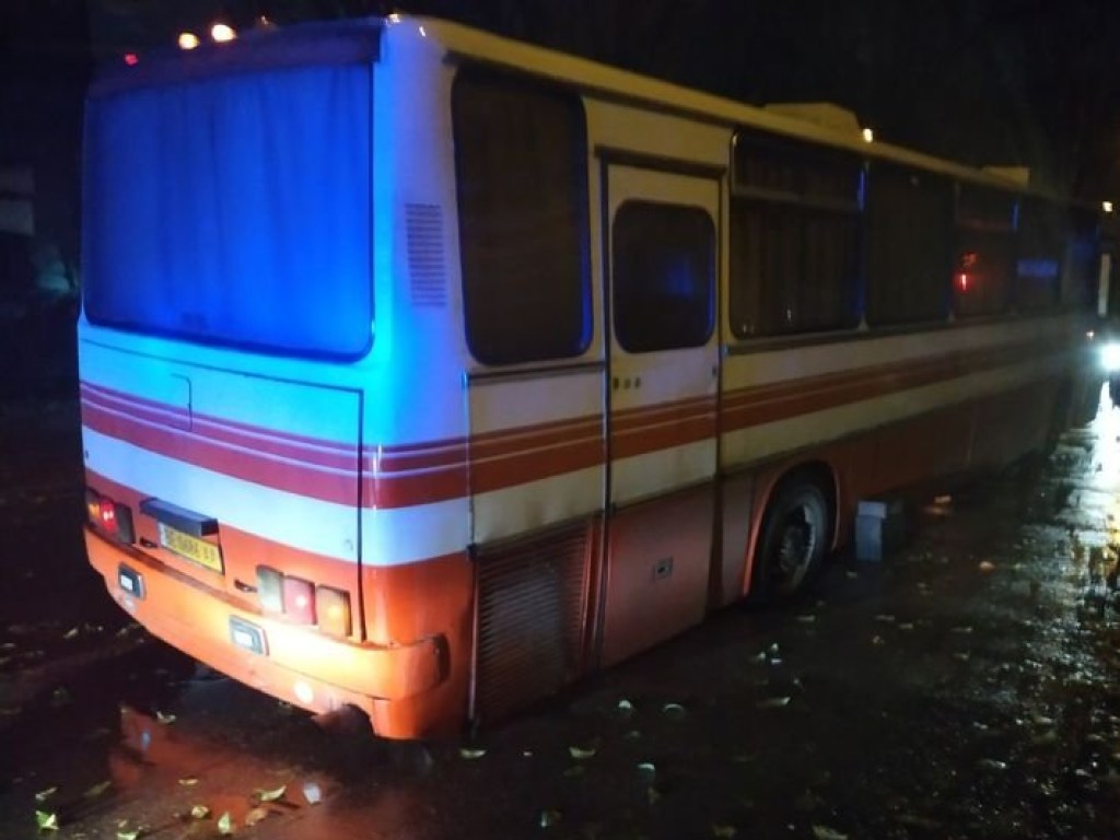 В Николаеве автобус провалился в дорожную яму (ФОТО)