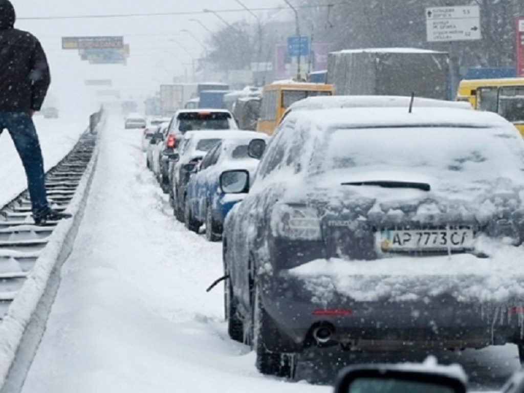 В Киеве уровень автомобильных пробок достиг 7 баллов (КАРТА)
