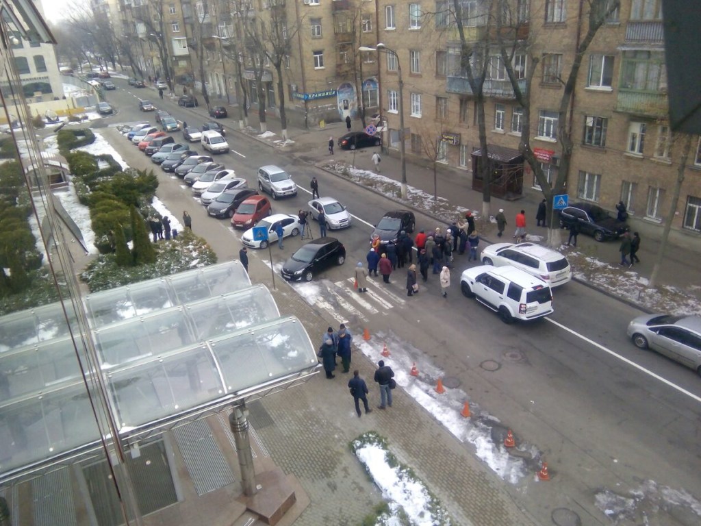 Протест из-за отопления: Киевляне прекратили блокировать движение по улице Зоологической (ВИДЕО)