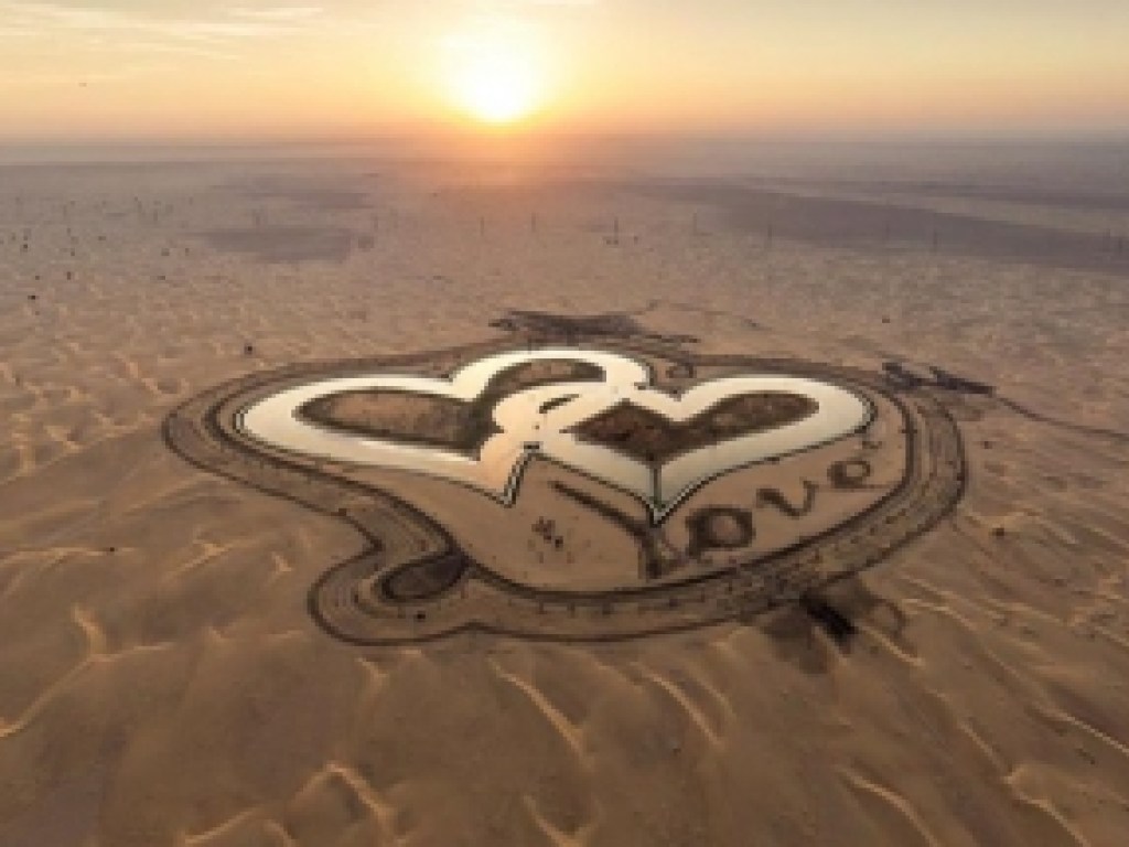 В пустыне возле Дубая появилось Озеро любви (ФОТО)
