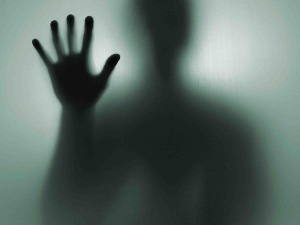«Друг зашел в гости»: Призрак случайно задел дверной звонок и попал на видео