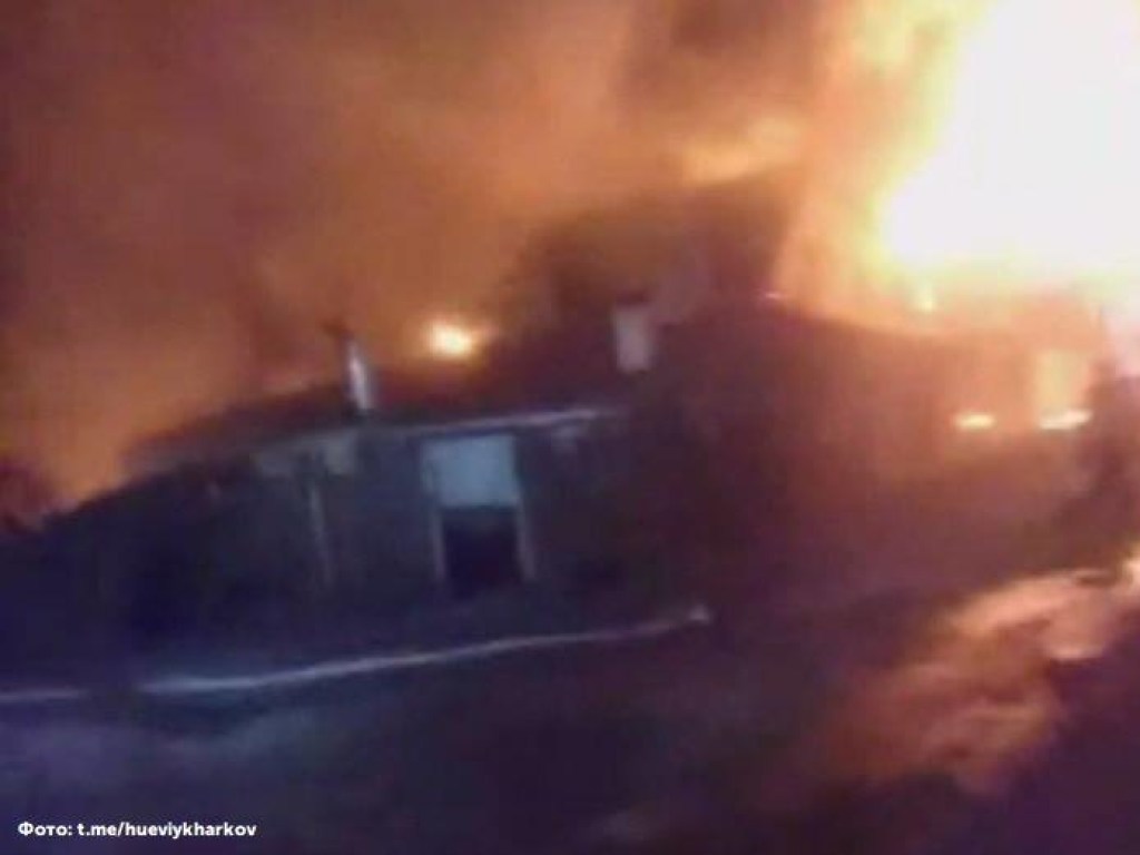 Тушили 5 часов: В Харьковской области горела база отдыха (ФОТО)