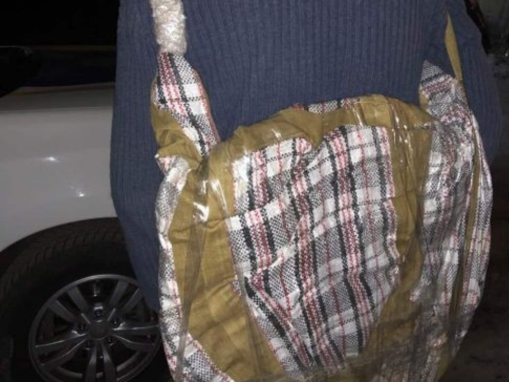 В Ирпене мужчина скрыл украденный канализационный люк под курткой на спине (ФОТО)