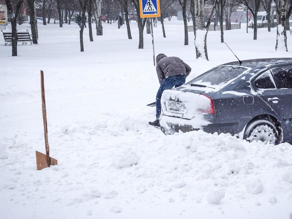 Зима вступает в свои права: в некоторых областях Украины выпало до 15 сантиметров снега