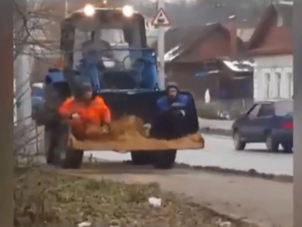 В Броварах коммунальщики катались на ковше трактора: посыпали песком тротуары (ФОТО)