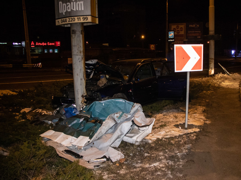 На столичной Троещине пьяный водитель Audi влетел в билборд (ФОТО, ВИДЕО)