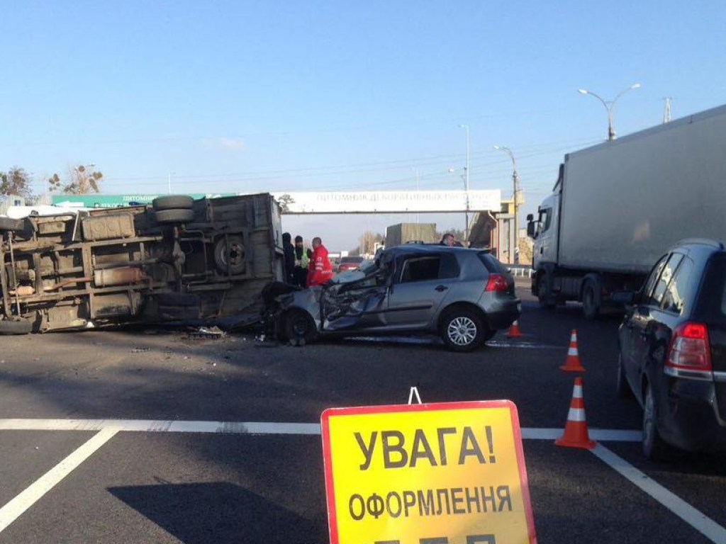 На Одесской трассе под Киевом столкнулись шесть автомобилей, есть пострадавшие (ФОТО)
