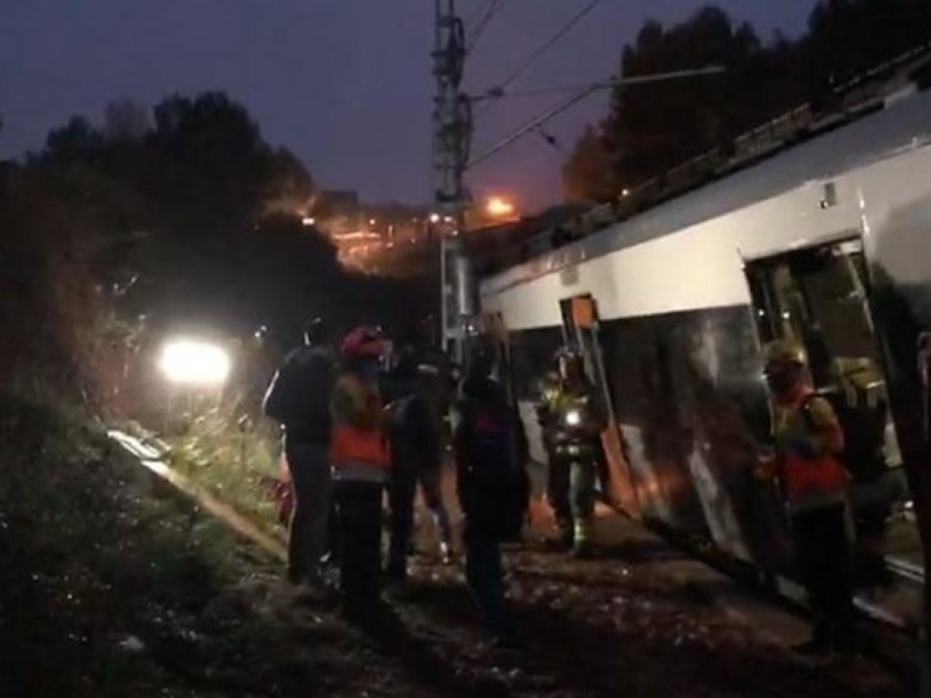 В Испании поезд сошел с рельсов: один человек погиб и десять пострадали (ФОТО, ВИДЕО)
